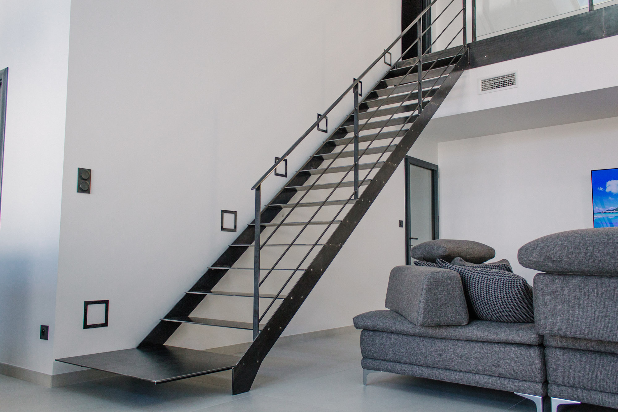 Pourquoi choisir d’installer un escalier design en métal? Le ciel denimes
