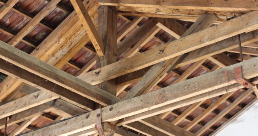Comment prévenir l’usure de la charpente en bois?