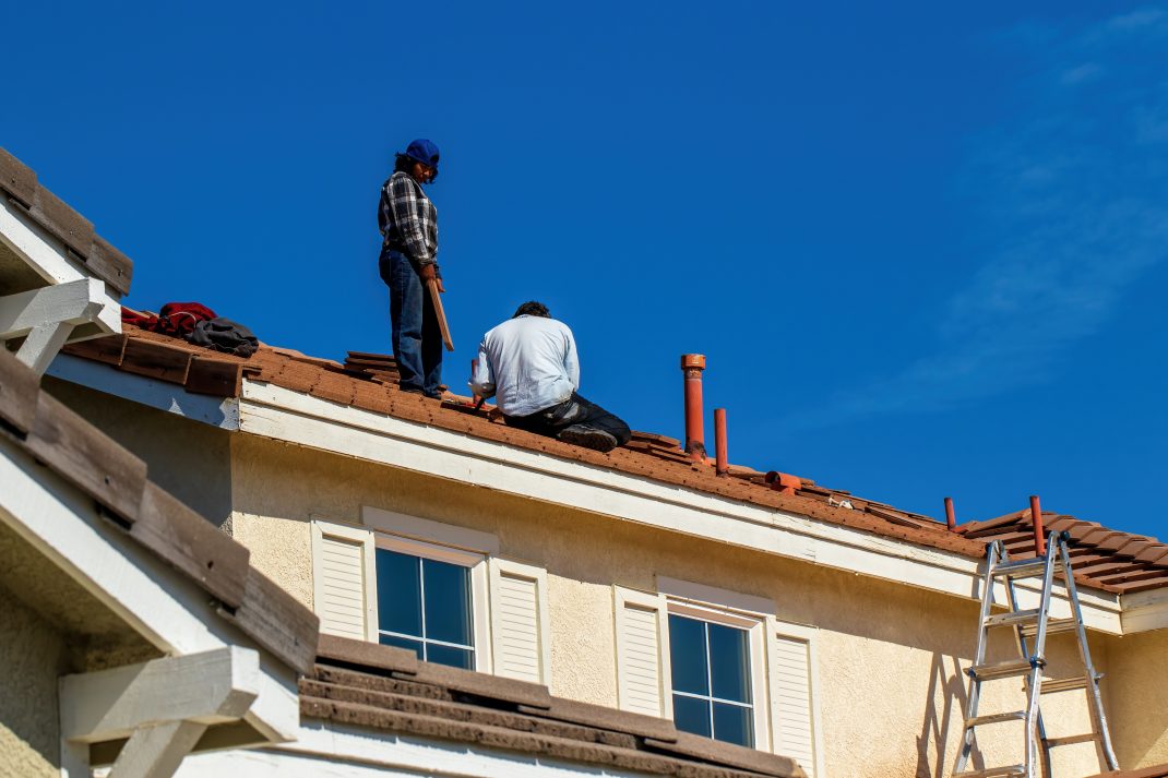 Existe-t-il des services d'urgence 24 heures sur 24 pour réparer les fuites de toiture en Belgique ?