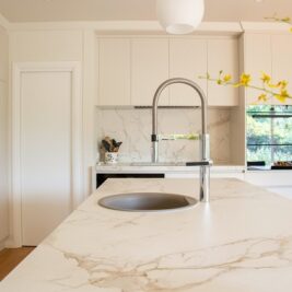 Intégration technique et ergonomie le rôle central du plan de travail cuisine dans l'aménagement moderne
