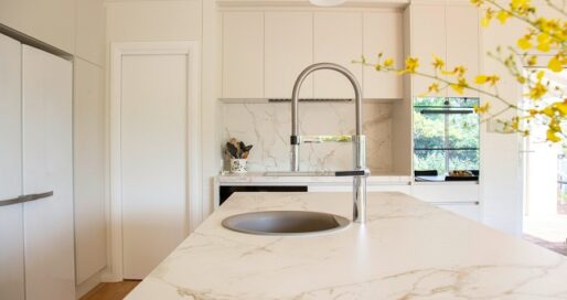 Intégration technique et ergonomie le rôle central du plan de travail cuisine dans l'aménagement moderne